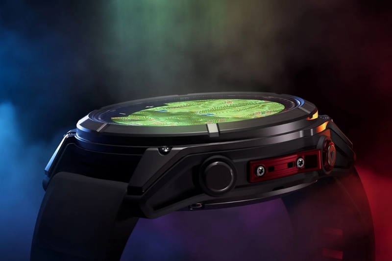 Đồng hồ được trang bị thiết kế viền titanium cao cấp cùng với màn hình cảm ứng và các nút bấm vật lý