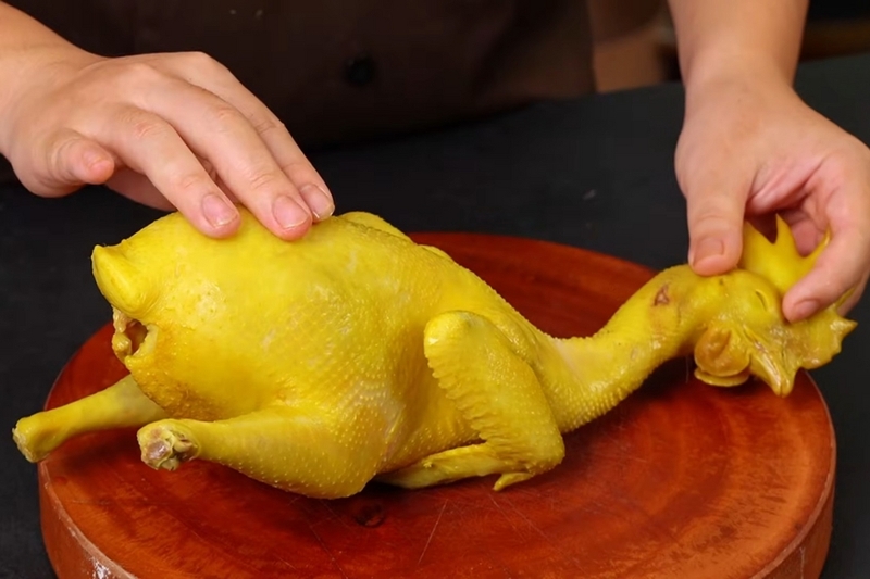 Vớt gà ra ngâm ngay vào âu nước đá lạnh hoặc nước sôi để nguội trong 5-10 phút