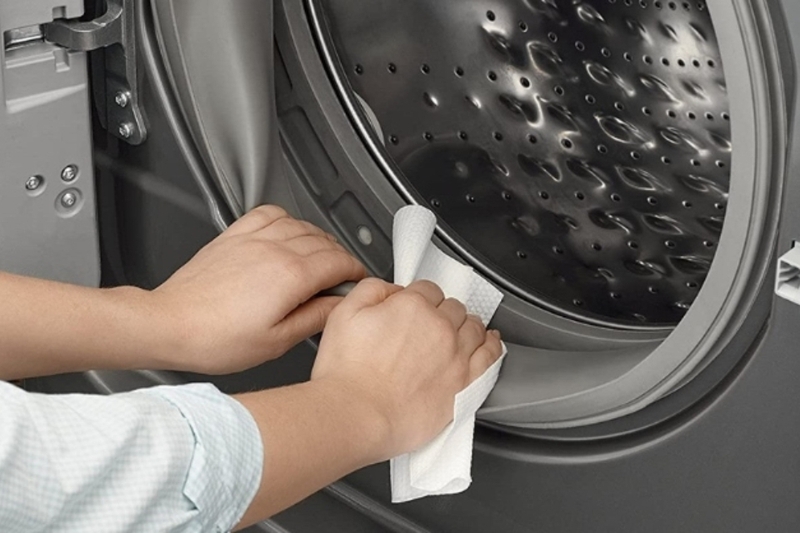 Kiểm tra và vệ sinh gioăng cao su cửa máy giặt