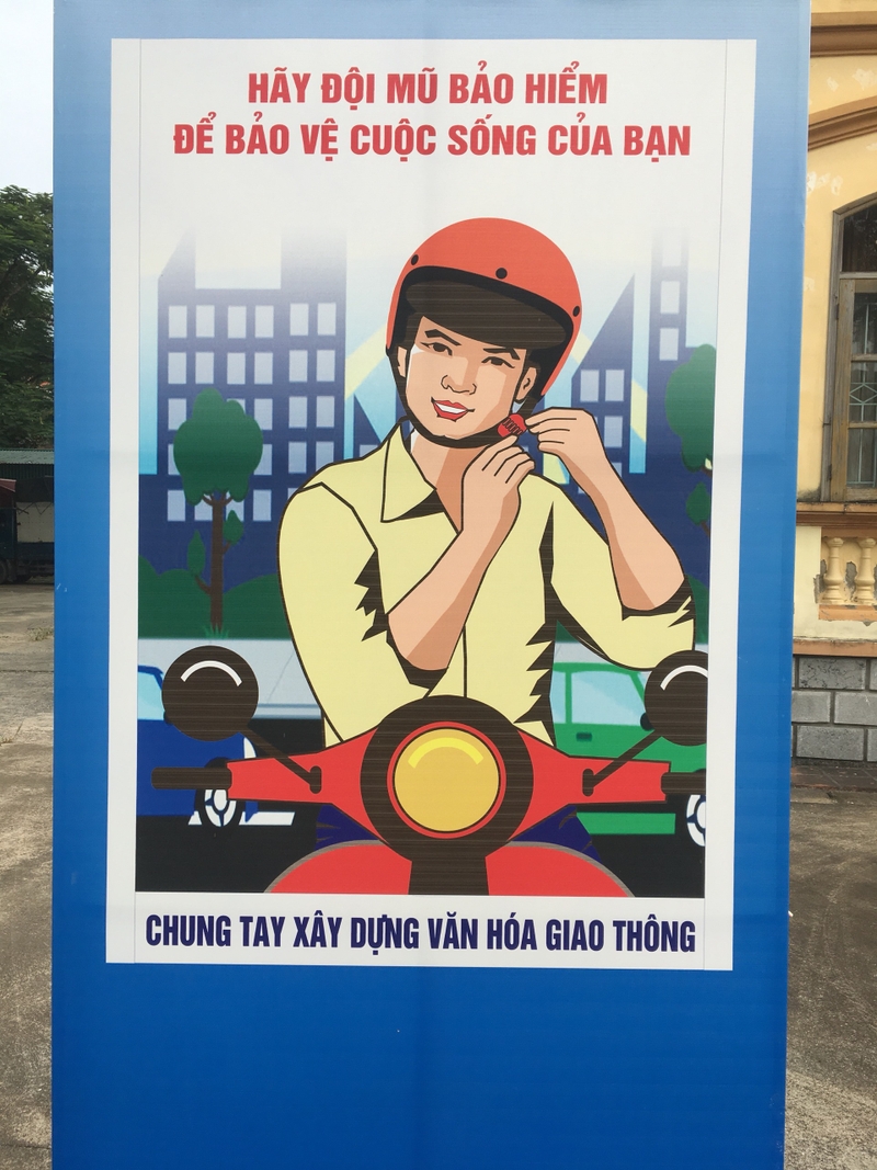Poster tuyên truyền hãy đội mũ bảo hiểm