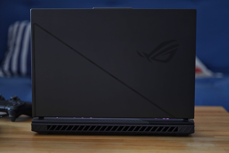 Dung lượng pin 90WHrs nằm trong nhóm cao đối với laptop gaming