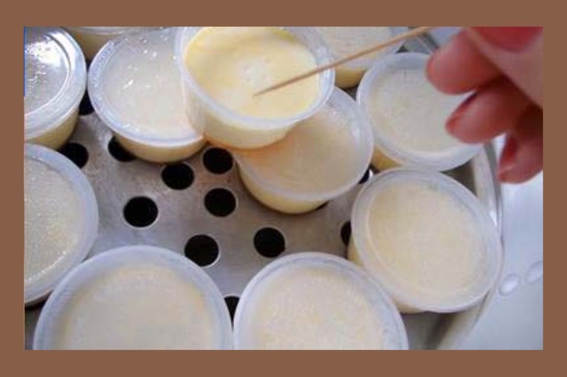 Dùng tăm xiên nhẹ vào giữa bánh để kiểm tra