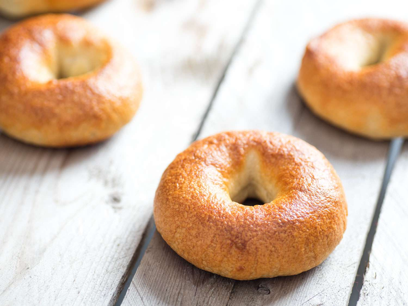 Bagel là loại bánh mì tròn có lỗ ở giữa