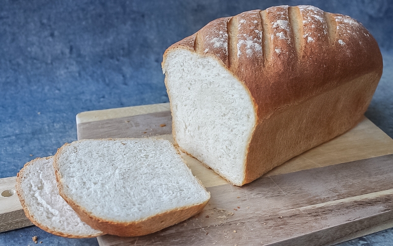 Loaf là danh từ chỉ một ổ bánh mì nguyên khối