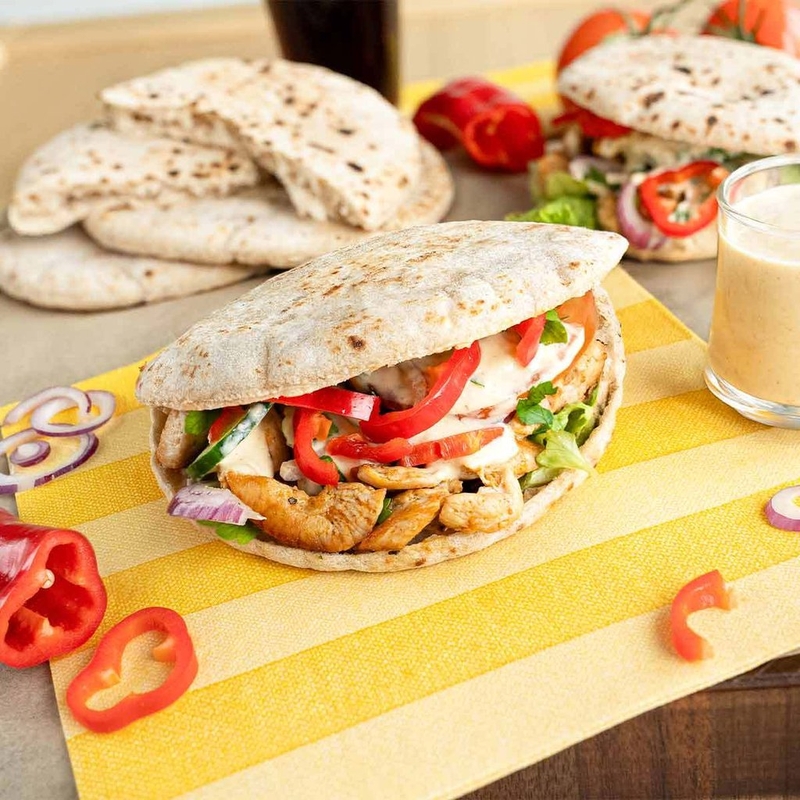 Pita là loại bánh mì dẹt phổ biến trong ẩm thực Trung Đông