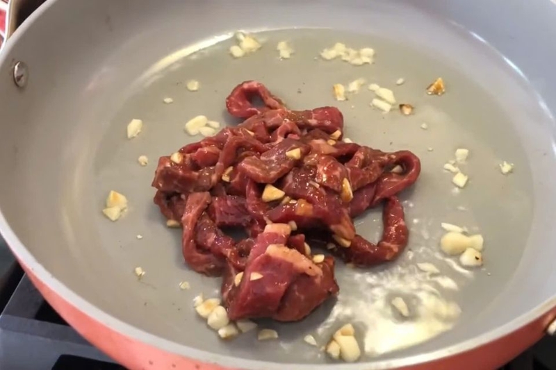 Cho thịt bò đã chuẩn bị vào đảo qua cho chín tái
