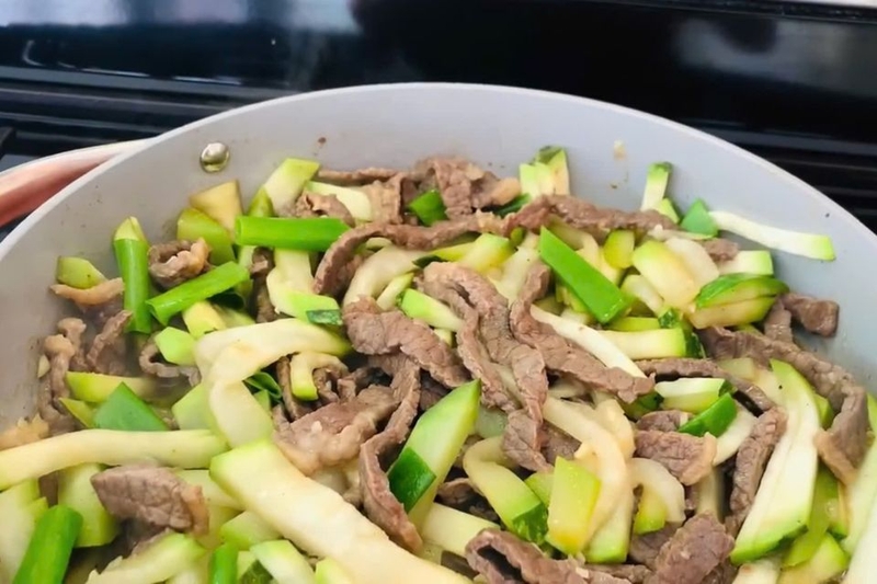 Cho hành lá vào đảo qua một lần nữa