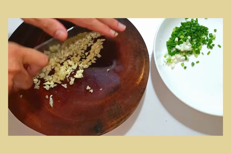 Sơ chế tỏi, hành lá
