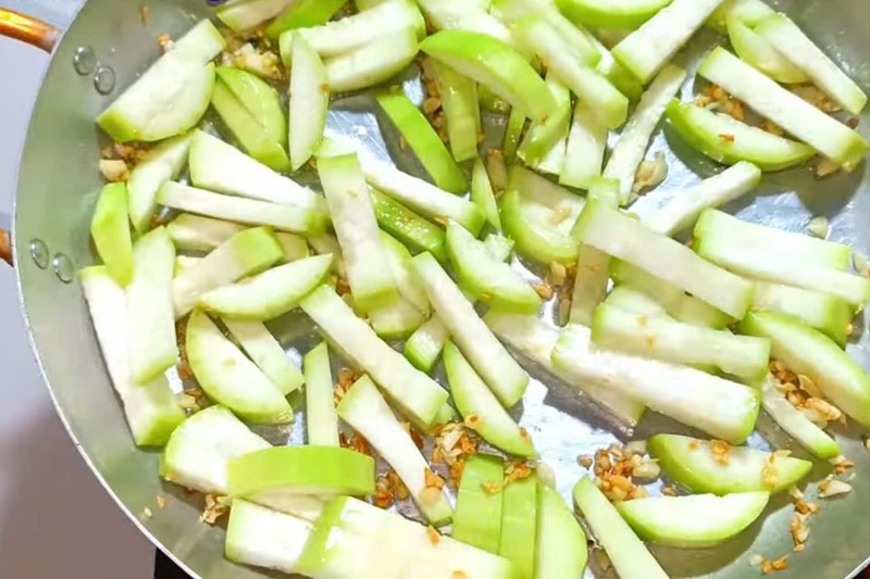 Cho bầu vào và đảo đều