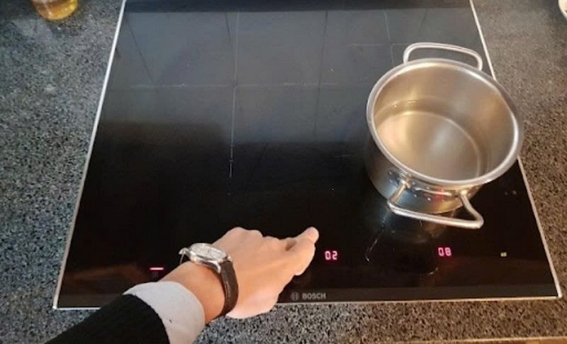 Bếp từ Bosch b&aacute;o lỗi E31 ảnh 1