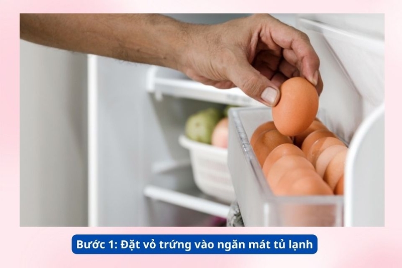 Bước 1_ Đặt vỏ trứng v&agrave;o ngăn m&aacute;t tủ lạnh