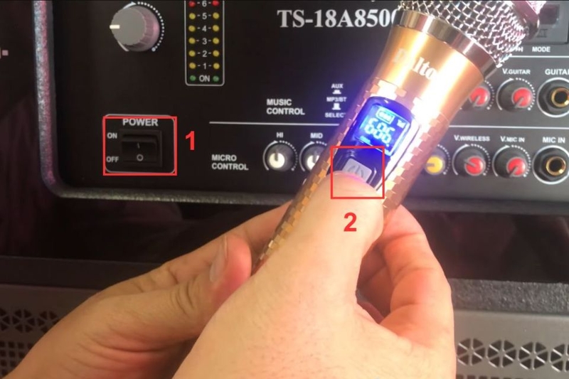 Bước 1 - Kết nối micro không dây UHF với loa kéo