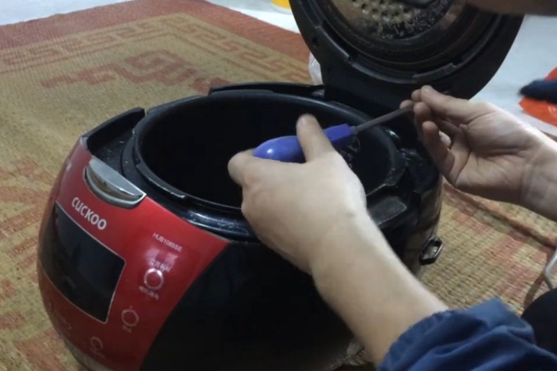 Bước 1_ Tháo ốc phía dưới nắp nồi