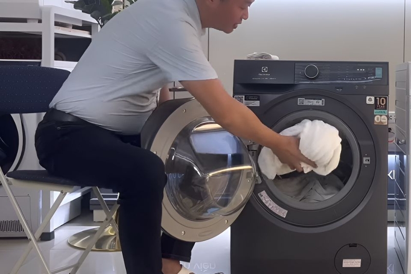 Bước 1 cho quần áo vào máy giặt