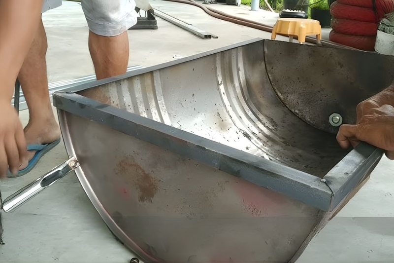 Bước 2_ Hàn và lắp ráp các bộ phận