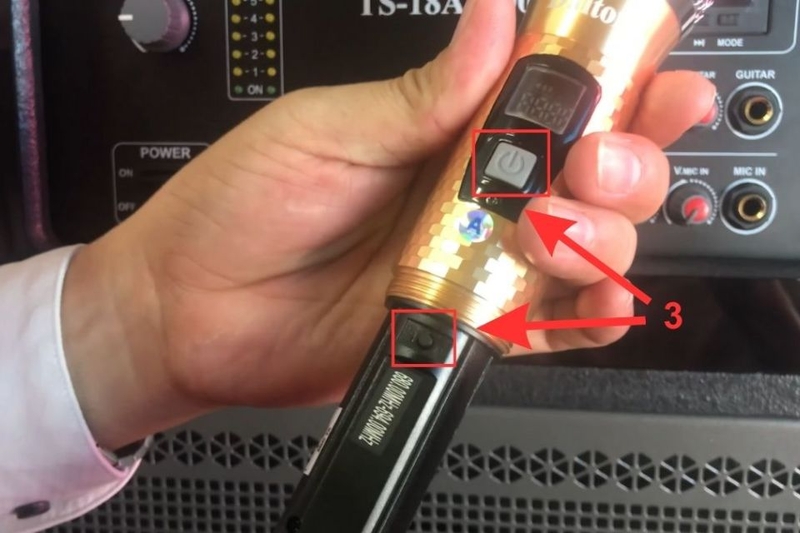 Bước 2 - Kết nối micro không dây UHF với loa kéo