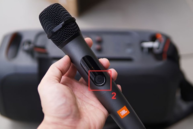 Bước 2 - Kết nối micro không dây đi kèm theo loa kéo