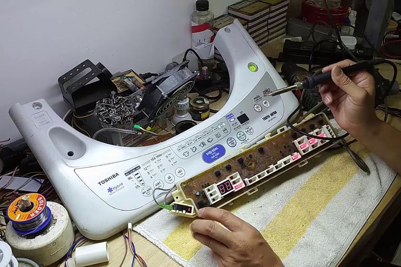 Bước 2 Tháo bảng điều khiển và nắp trên