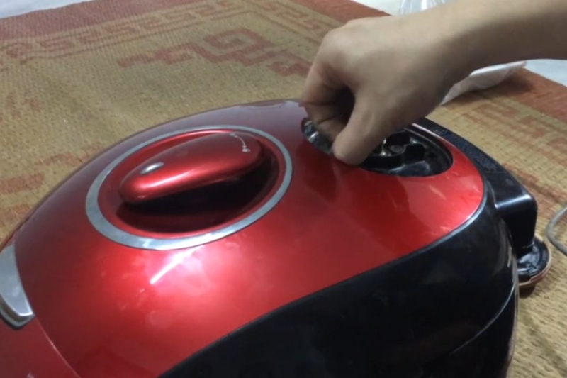 Bước 2_ Tháo khóa cơ và nắp van áp suất