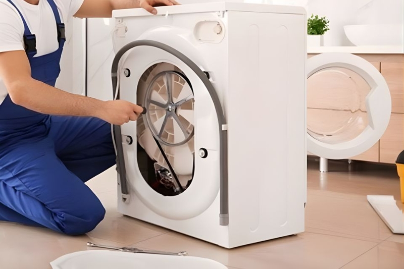 Bước 2: Th&aacute;o vỏ sau m&aacute;y giặt