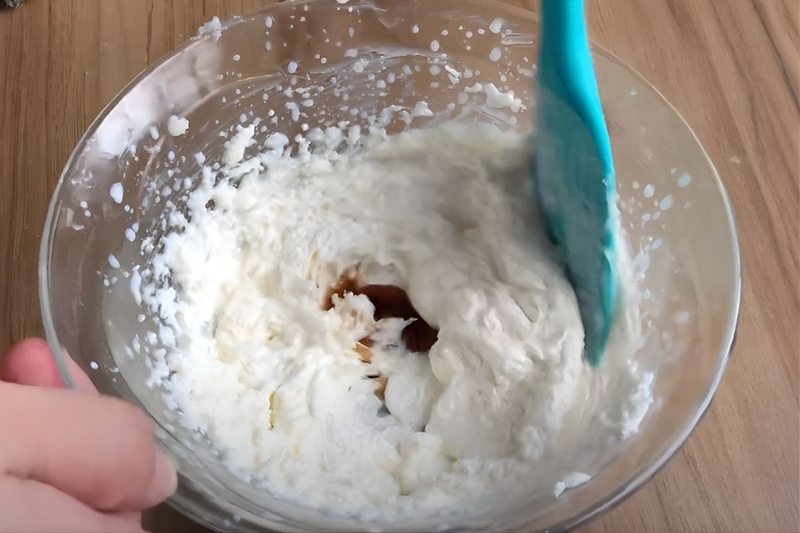 Bước 2_ Thêm sữa và vanilla