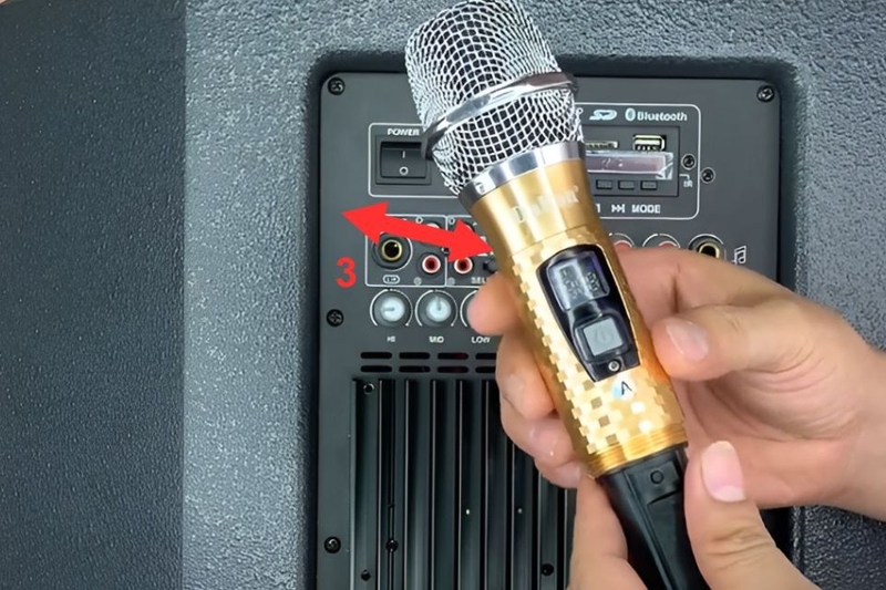 Bước 3 - Kết nối micro không dây đi kèm theo loa kéo