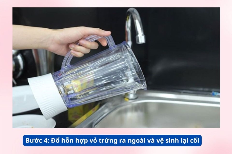 Bước 4_ Đổ hỗn hợp vỏ trứng ra ngo&agrave;i v&agrave; vệ sinh lại cối