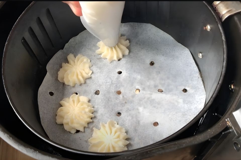 Bước 4_ Nướng bánh bằng nồi chiên không dầu