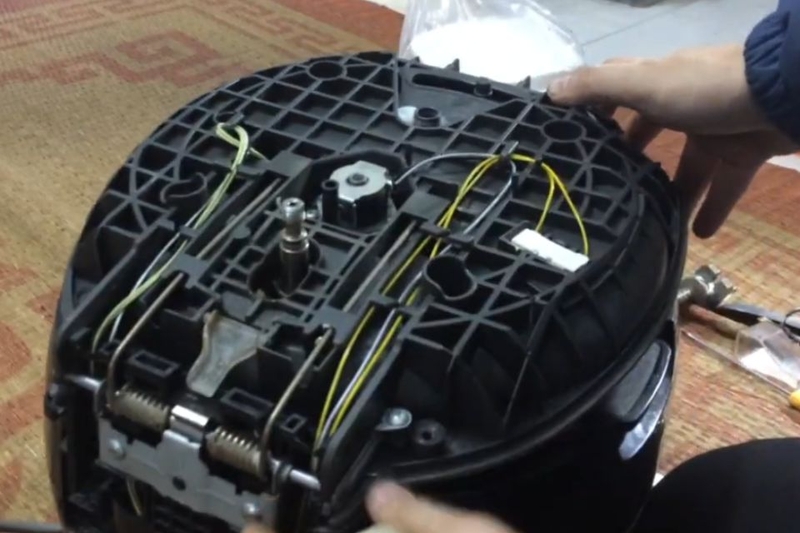 Bước 4_ Tháo ốc khóa cửa và tách nắp hoàn toàn
