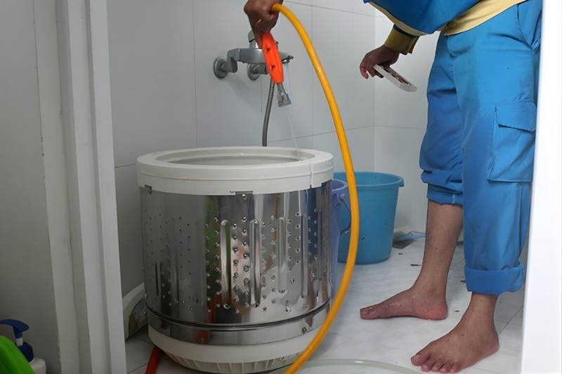 Bước 4 Vệ sinh lồng giặt và các chi tiết bên trong