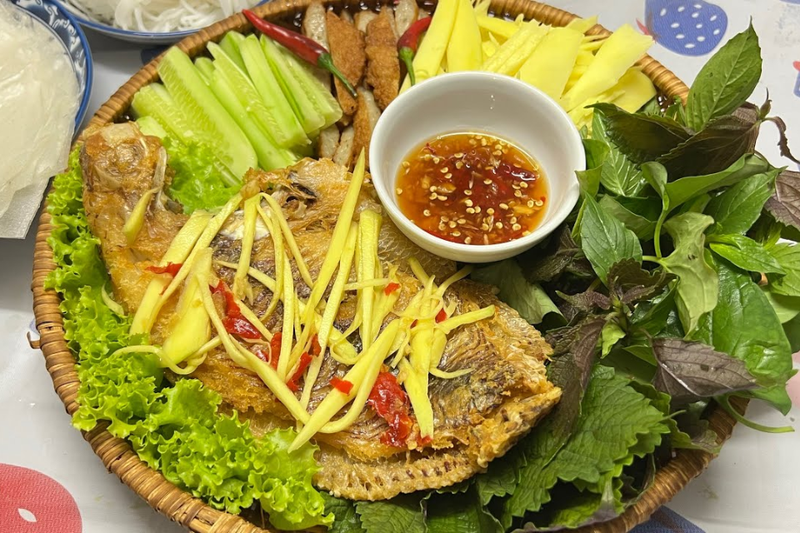 Cá chiên nước mắm ăn kèm với gì?