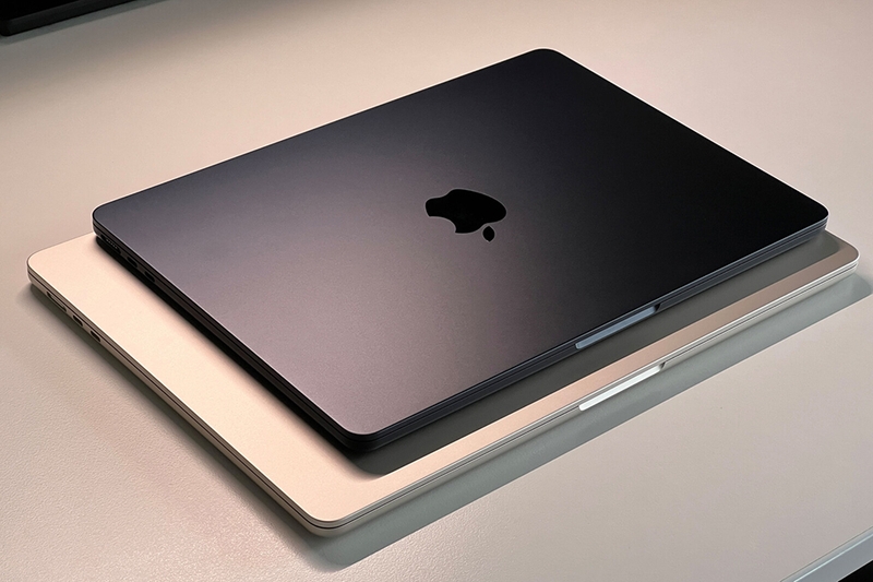 Tối giản với 2 cổng Thunderbolt / USB 4 và cổng sạc MagSafe 3