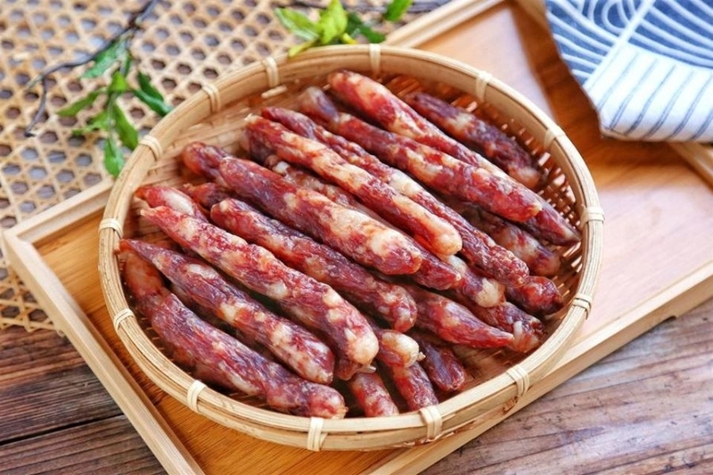 lạp xưởng khô là loại đã được sấy hoặc phơi nên độ ẩm thấp hơn