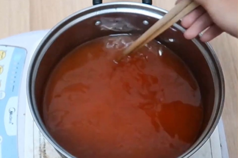 Cho tương ớt Hàn Quốc vào nồi và khuấy đều