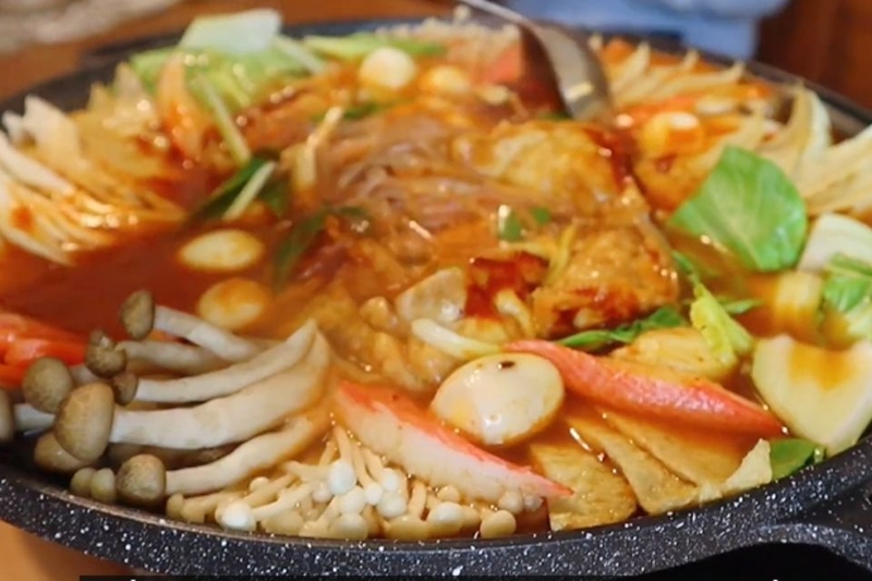 Cho các nguyên liệu phụ khác vào