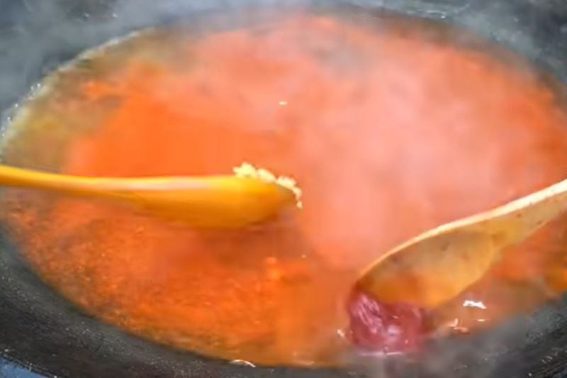 Thêm các nguyên liệu phụ vào