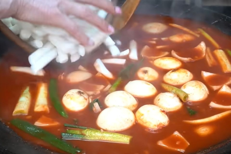 Cho bánh gạo vào nồi
