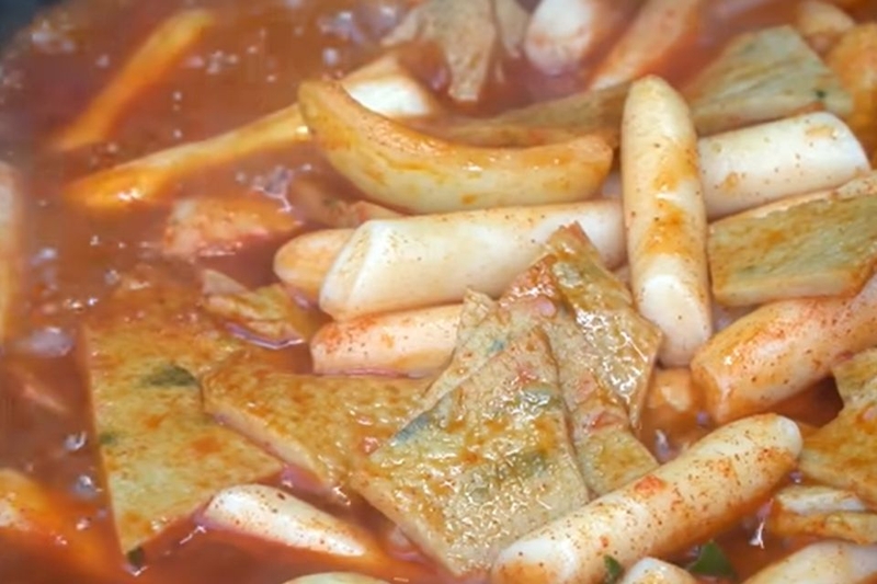 Cho cải thảo vào cuối cùng để rau giữ được độ giòn và ngọt
