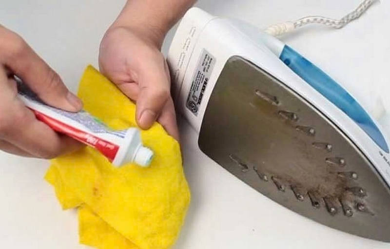Cách làm sạch bàn ủi bằng kem đánh răng ảnh 1