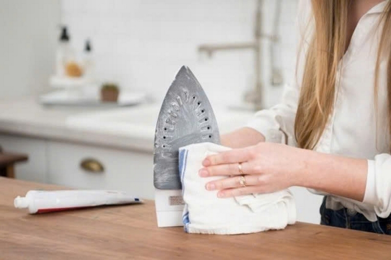 Cách làm sạch bàn ủi bằng kem đánh răng ảnh 5