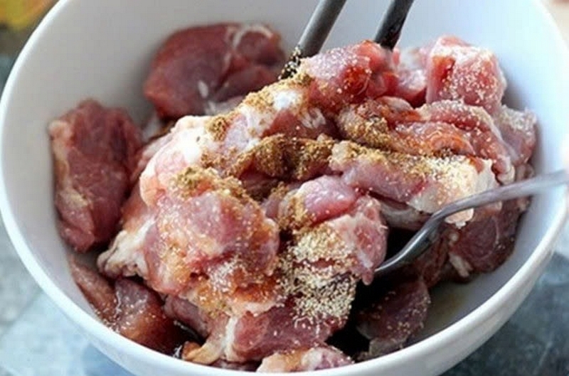 Cách làm thịt kho măng khô miền Trung ảnh 3