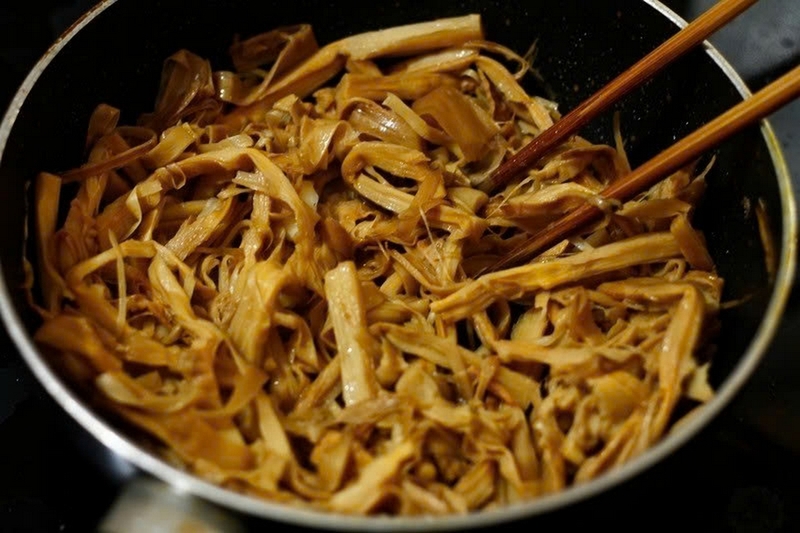 Cách làm thịt kho măng khô miền Trung ảnh 4