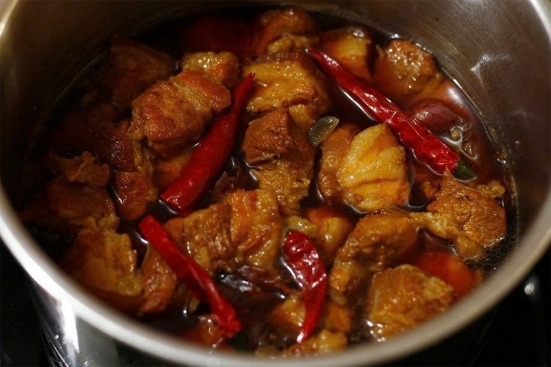 Cách làm thịt kho măng khô miền Trung ảnh 5