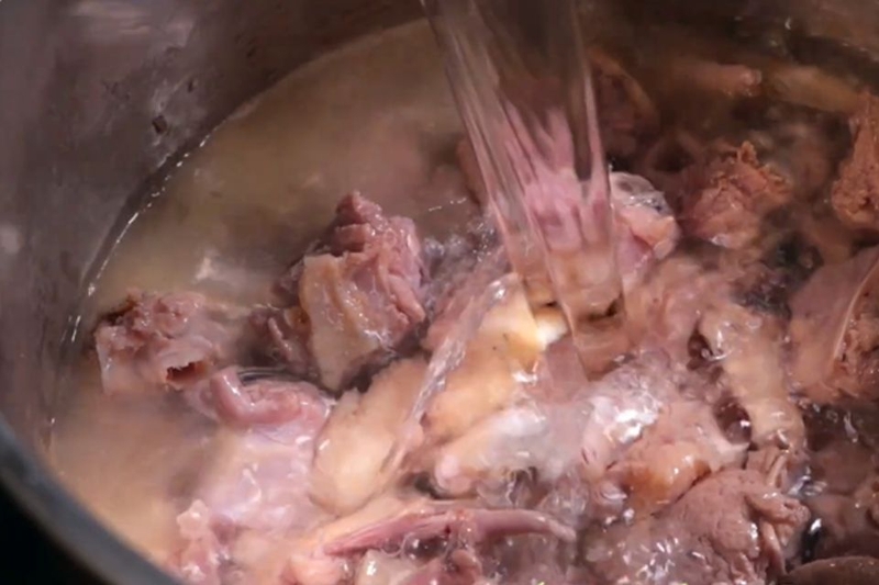 Đổ nước vừa đủ ngập vịt vào nồi