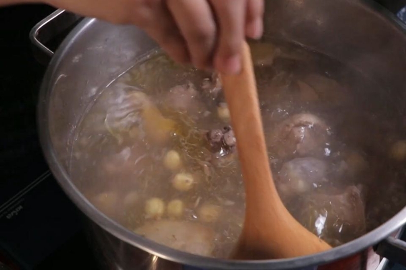 Sau khi hầm vịt được 30 phút, cho hạt sen vào
