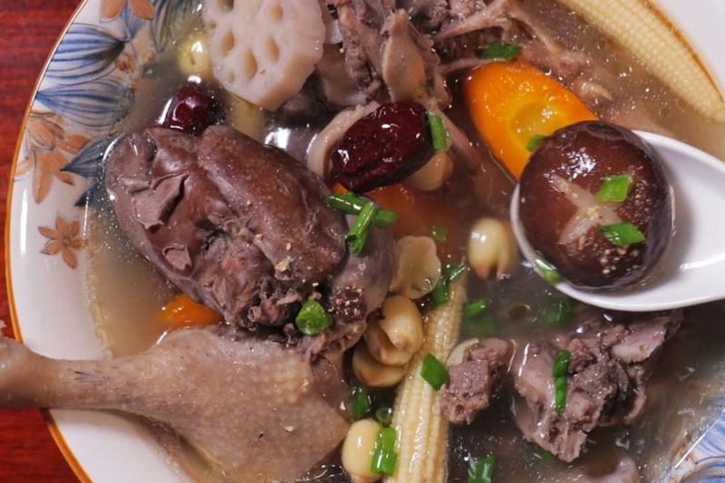 Thêm hành lá và ngò rí vào nồi để thơm và bắt mắt hơn