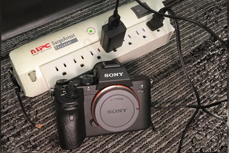 Cách sạc pin máy ảnh Sony đúng chuẩn