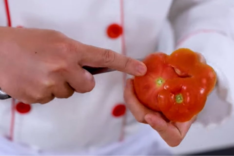 Di chuyển nhẹ lưỡi dao để tạo các đường lượn sóng