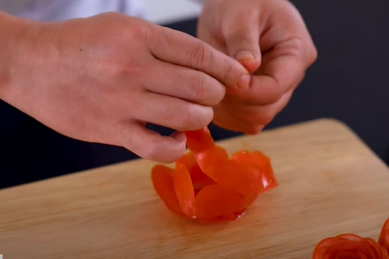 Cuộn đến khi hết phần vỏ cà chua vậy là hoàn thành