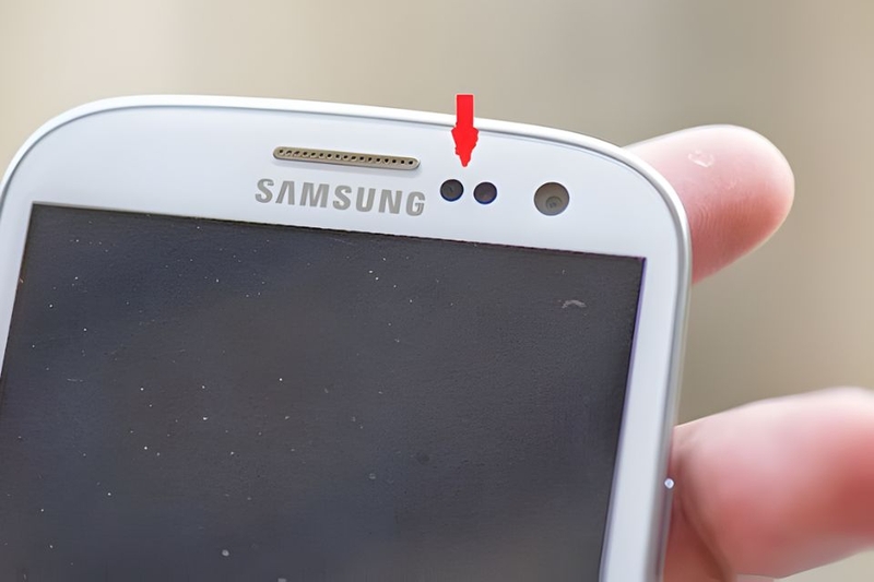 Cảm biến điện thoại bị bụi bẩn hoặc hư